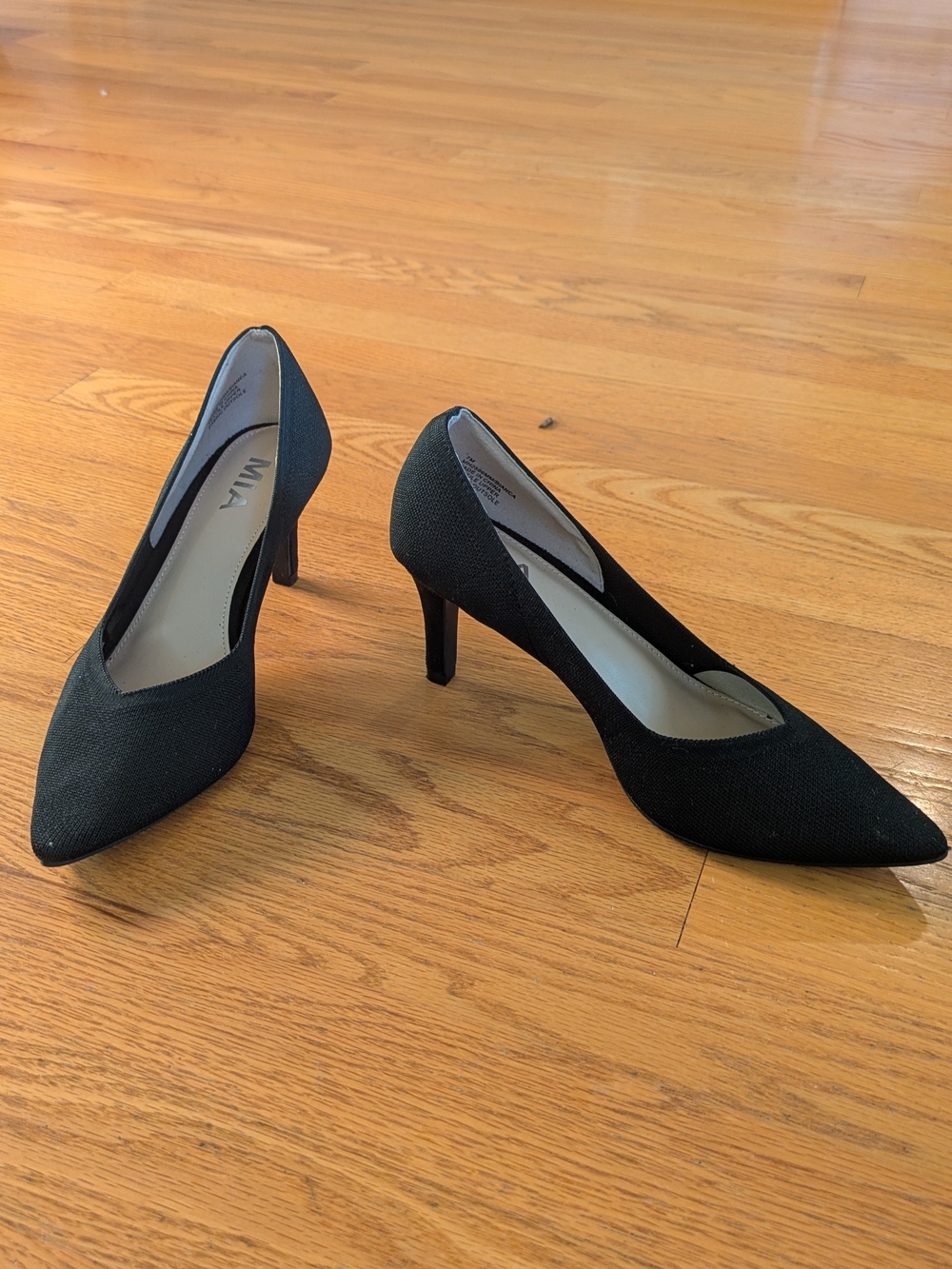 Black Pointed Toe Mid-Heel Pumps -